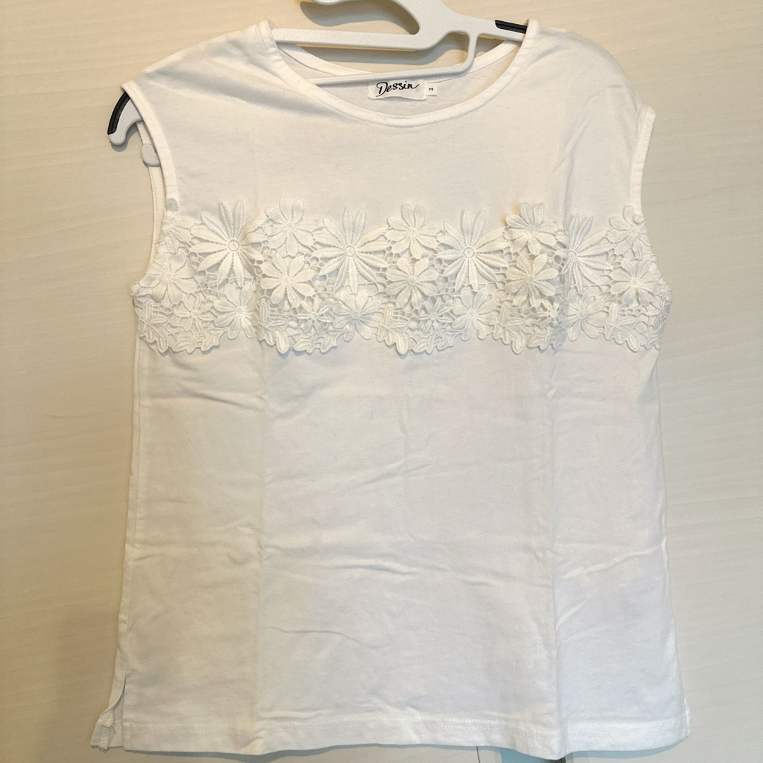 Dessin(デッサン)のdessin ノースリーブ　カットソー　Tシャツ　花　刺繍　トップス　白 レディースのトップス(Tシャツ(半袖/袖なし))の商品写真