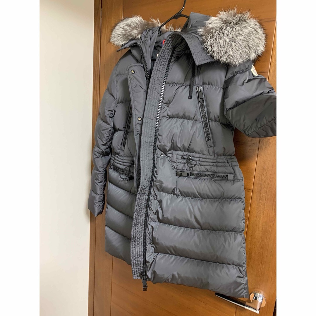 MONCLER(モンクレール)の極美品　モンクレール　aphrotiti グレー　2 moncler 人気 レディースのジャケット/アウター(ダウンジャケット)の商品写真