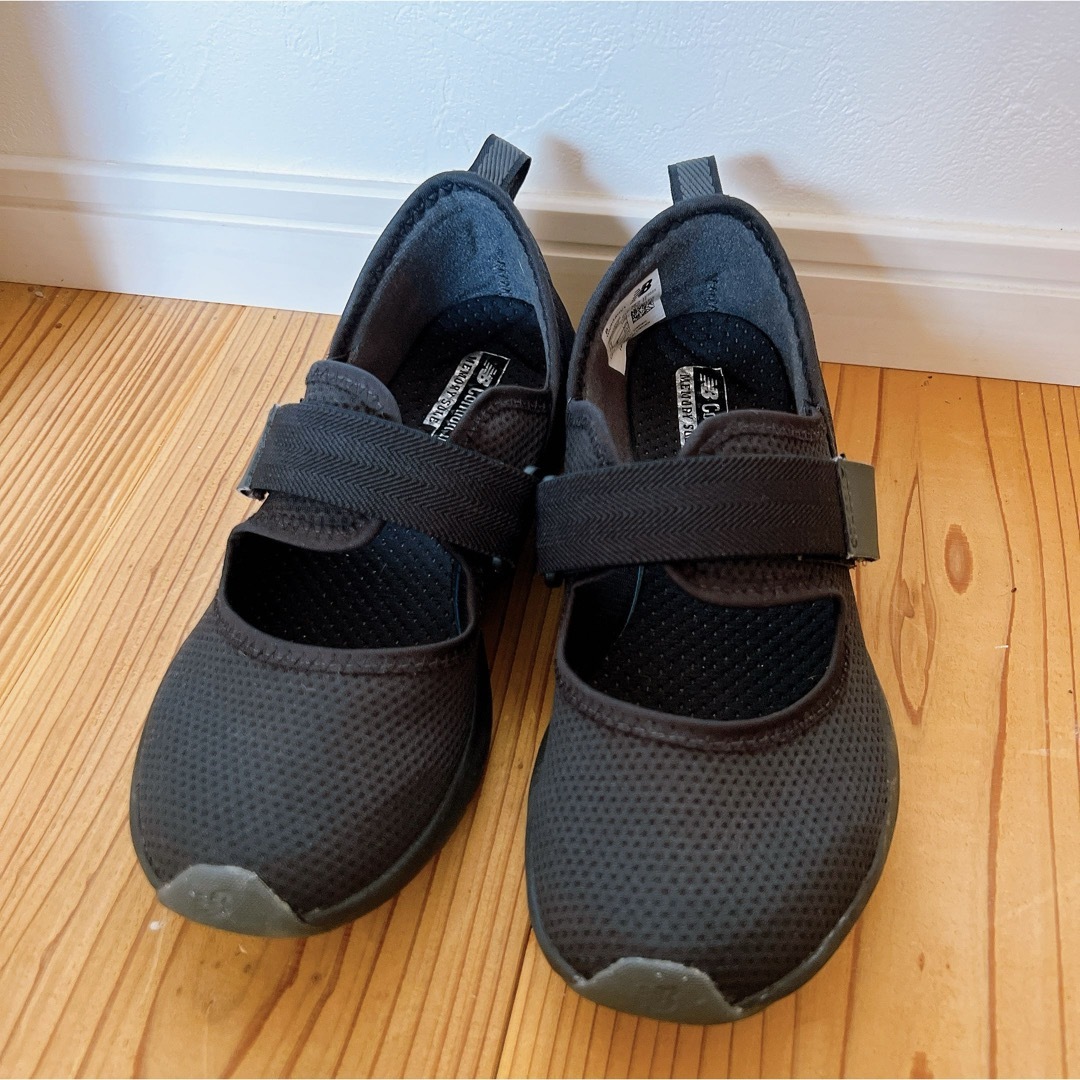 New Balance(ニューバランス)の24 サンダル　黒　ニューバランス　美品 レディースの靴/シューズ(サンダル)の商品写真