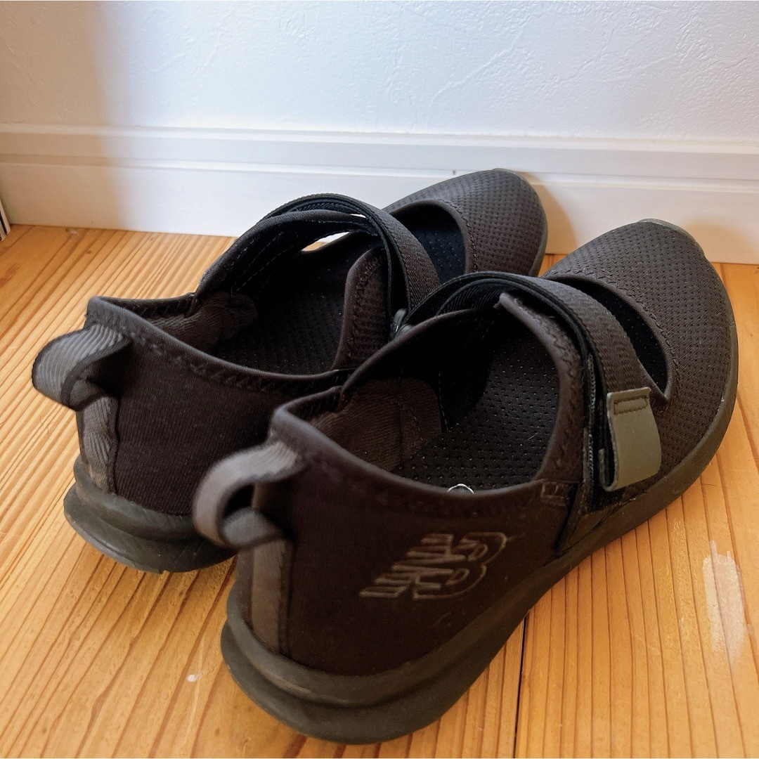 New Balance(ニューバランス)の24 サンダル　黒　ニューバランス　美品 レディースの靴/シューズ(サンダル)の商品写真