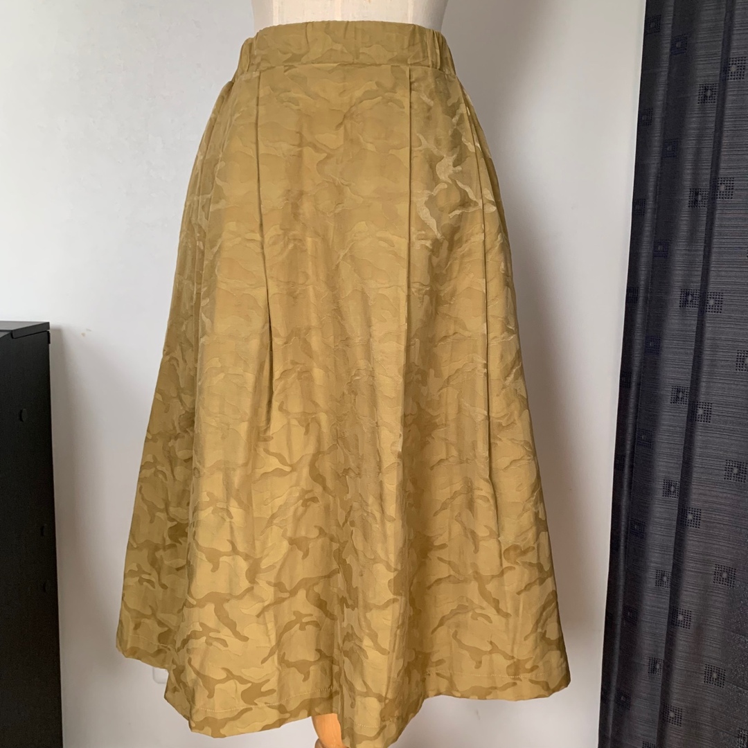 フレアスカート  カモフラ柄織　カーキ レディースのスカート(ひざ丈スカート)の商品写真