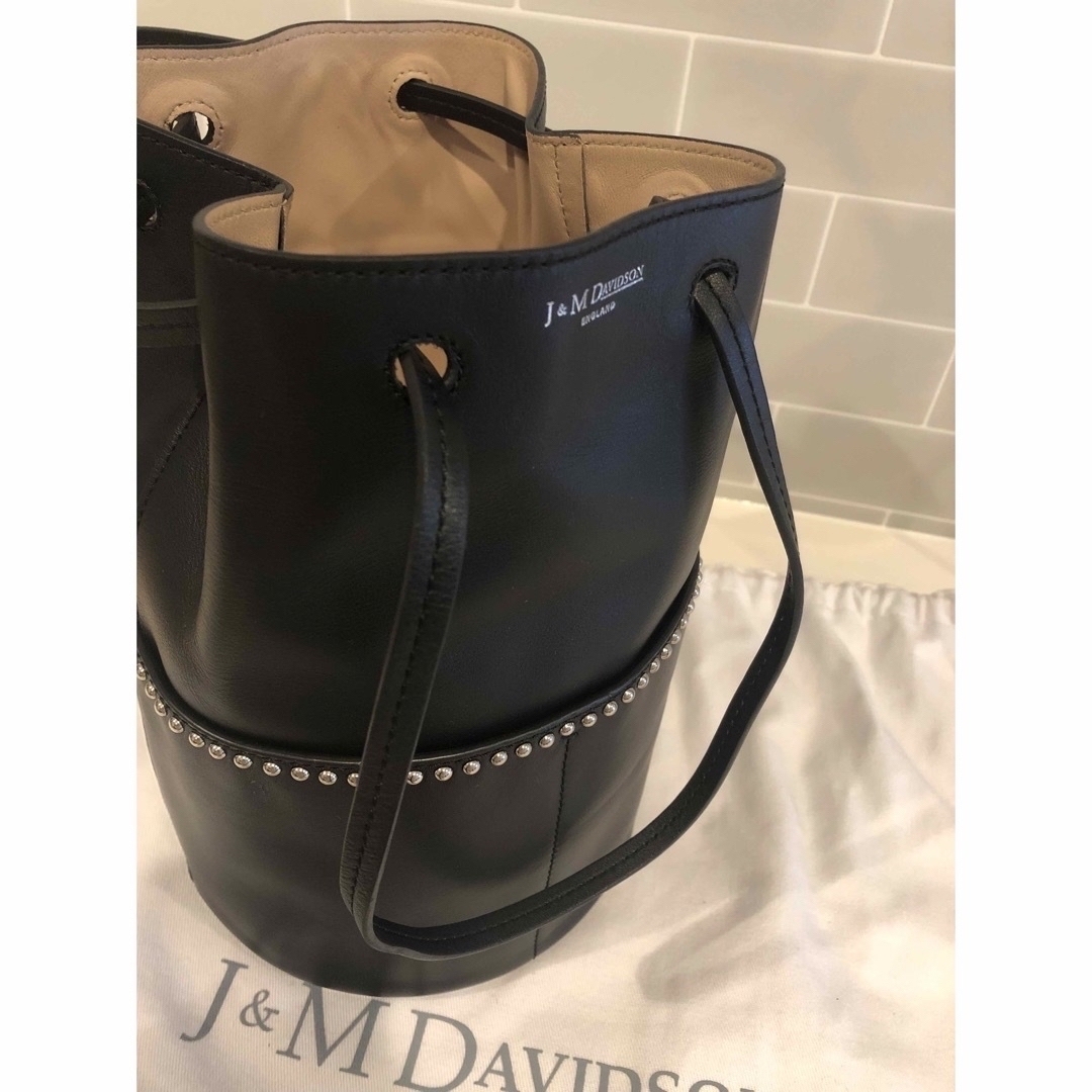 J&M DAVIDSON(ジェイアンドエムデヴィッドソン)のJ&M DAVIDSON ミニデイジースタッズ付 レディースのバッグ(ハンドバッグ)の商品写真