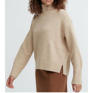 ユニクロ(UNIQLO)のUNIQLO スフレヤーン　ハイネックセーター 長袖 ベージュ L(ニット/セーター)