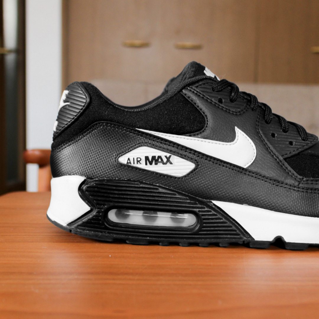 NIKE(ナイキ)のNIKE AIR MAX 90 Essential ブラック ホワイト 26.5 メンズの靴/シューズ(スニーカー)の商品写真