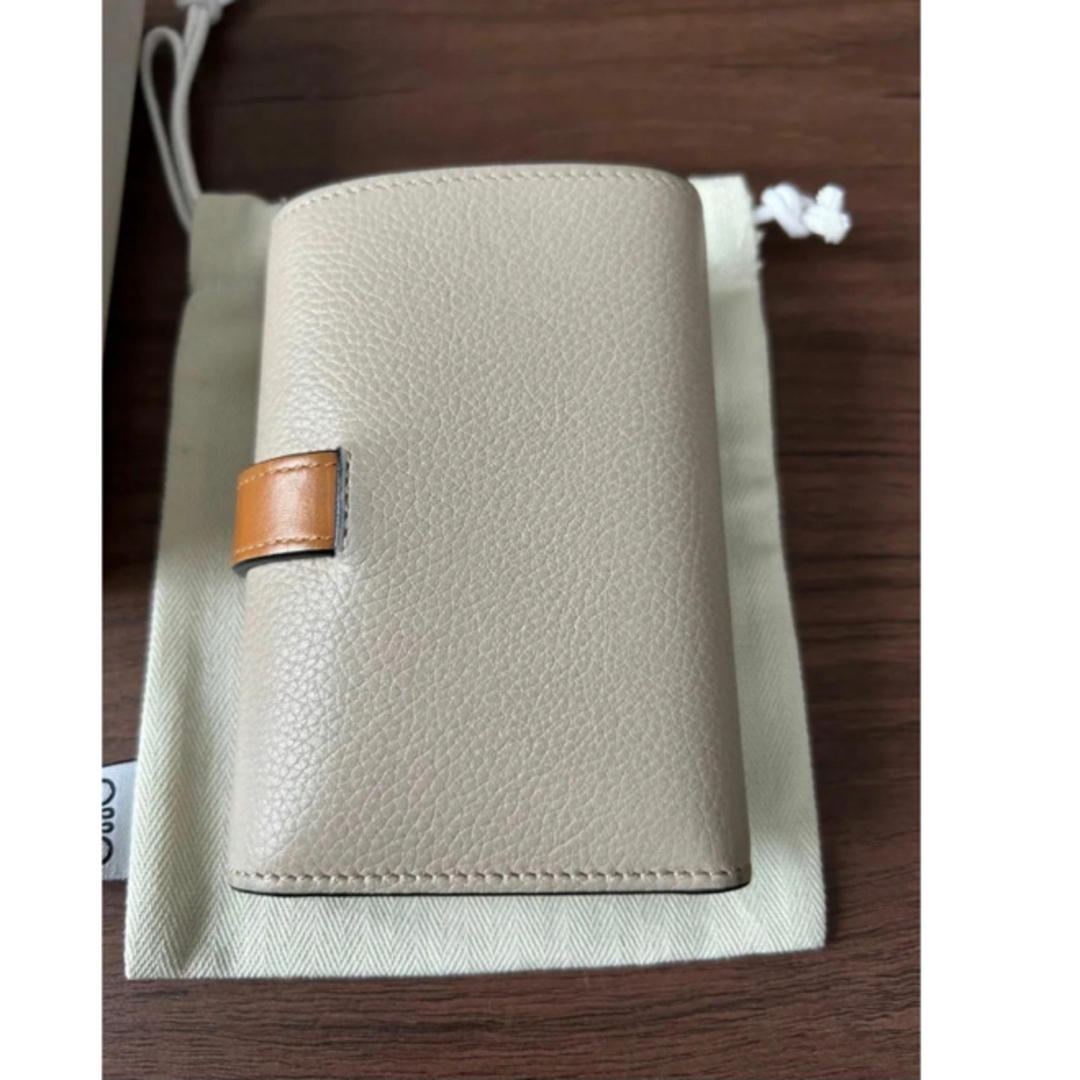 LOEWE(ロエベ)の【LOEWE 】スモール バーティカル ウォレット　財布 レディースのファッション小物(財布)の商品写真