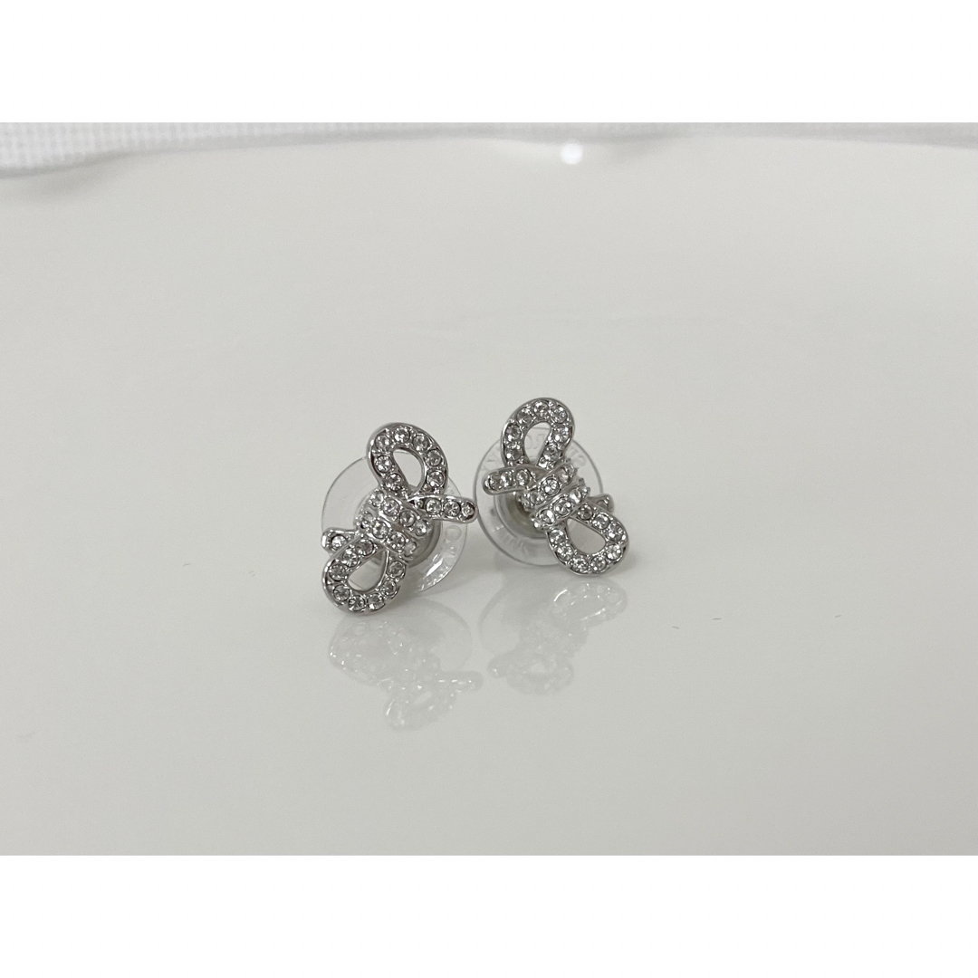 SWAROVSKI(スワロフスキー)のSWAROVSKI  Lifelong Bow スタッドピアス レディースのアクセサリー(ピアス)の商品写真