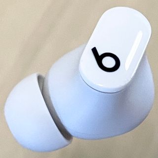 ビーツバイドクタードレ(Beats by Dr Dre)の国内正規品★美品★Beats Studio Buds ホワイト左耳のみ／W183(ヘッドフォン/イヤフォン)