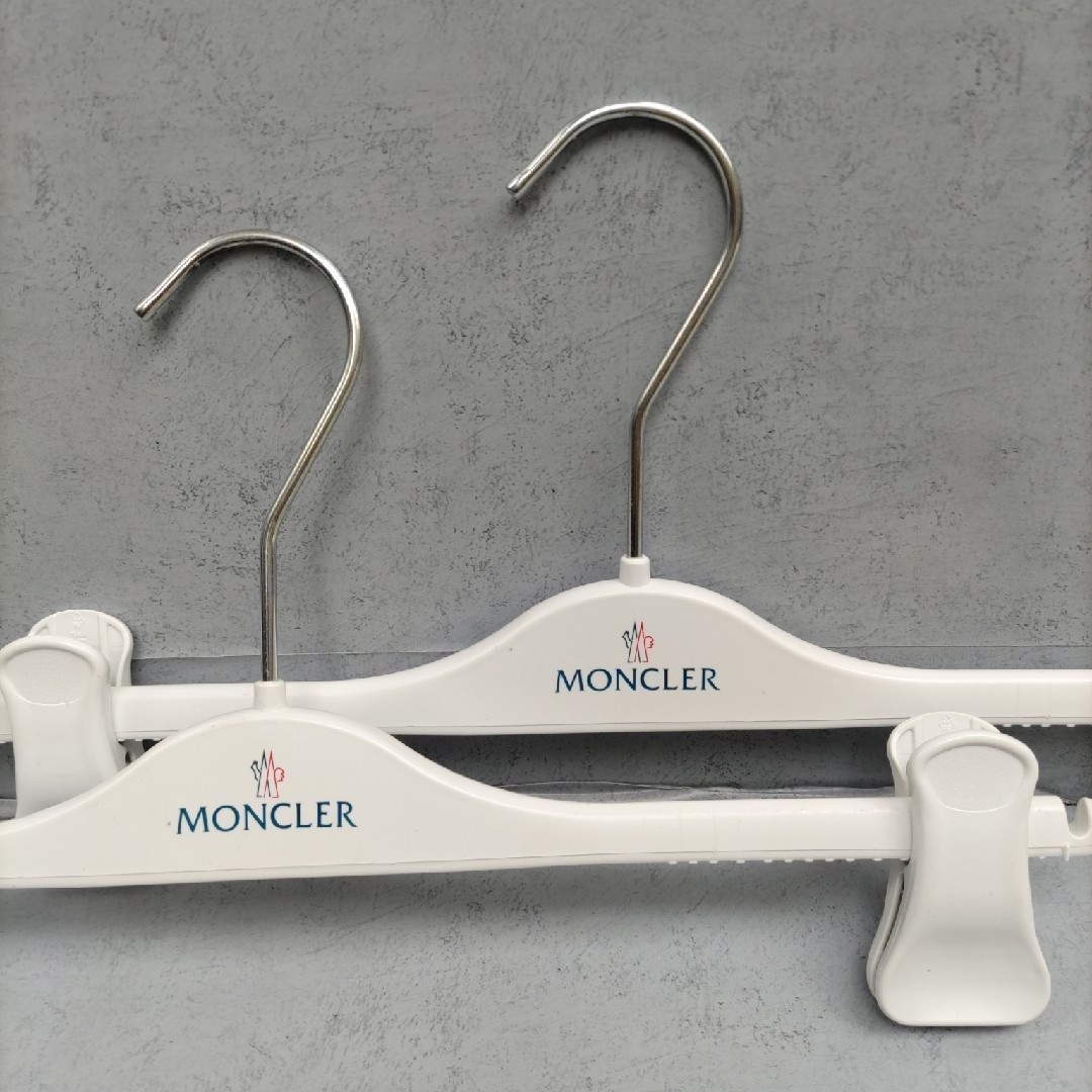 MONCLER(モンクレール)の【新品非売品】モンクレール(MONCLER)　オリジナルピンチハンガー2本セット レディースのジャケット/アウター(ダウンジャケット)の商品写真