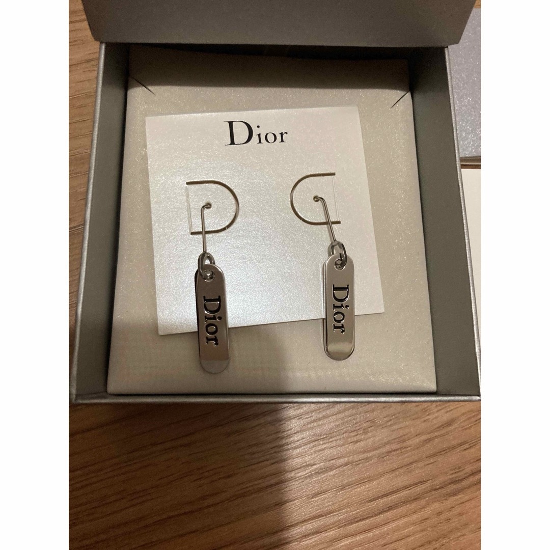 Christian Dior(クリスチャンディオール)の新品　国内百貨店購入　男女兼用　ギャランティカード有　ディオール　揺れるピアス　 レディースのアクセサリー(ピアス)の商品写真