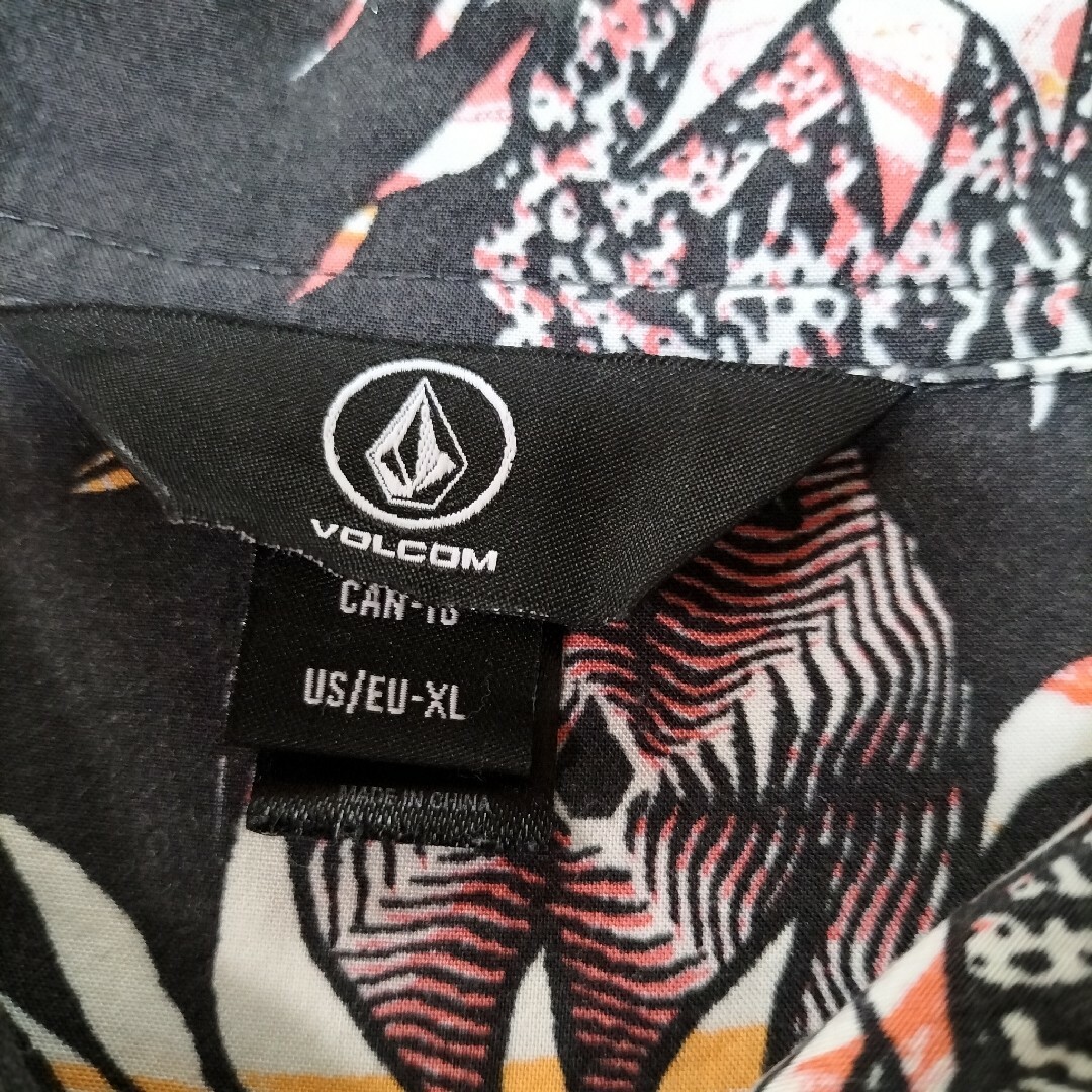 volcom(ボルコム)の古着　VOLCOM　アロハシャツ　メンズ　XL メンズのトップス(シャツ)の商品写真