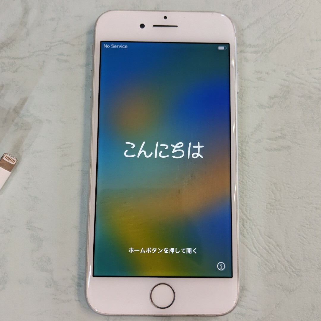 iPhone8 64GB 中古美品　充電器つき スマホ/家電/カメラのスマートフォン/携帯電話(スマートフォン本体)の商品写真