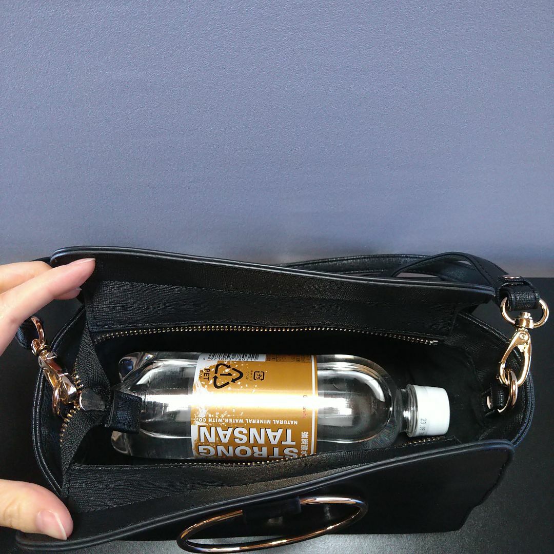 OZOC(オゾック)のOZOC ショルダーバッグ ブラック ゴールド 500mlボトル◎ 美品 レディースのバッグ(ショルダーバッグ)の商品写真