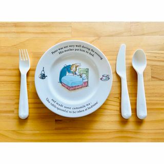 ウェッジウッド(WEDGWOOD)の［旧刻印］ピーターラビット プレート 19 （オフホワイト カトラリー付）(食器)