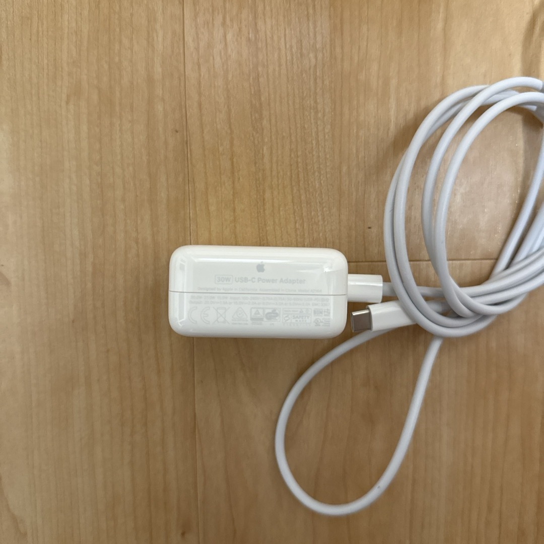 Apple(アップル)のMacBook Air 充電器　30W スマホ/家電/カメラのスマートフォン/携帯電話(バッテリー/充電器)の商品写真