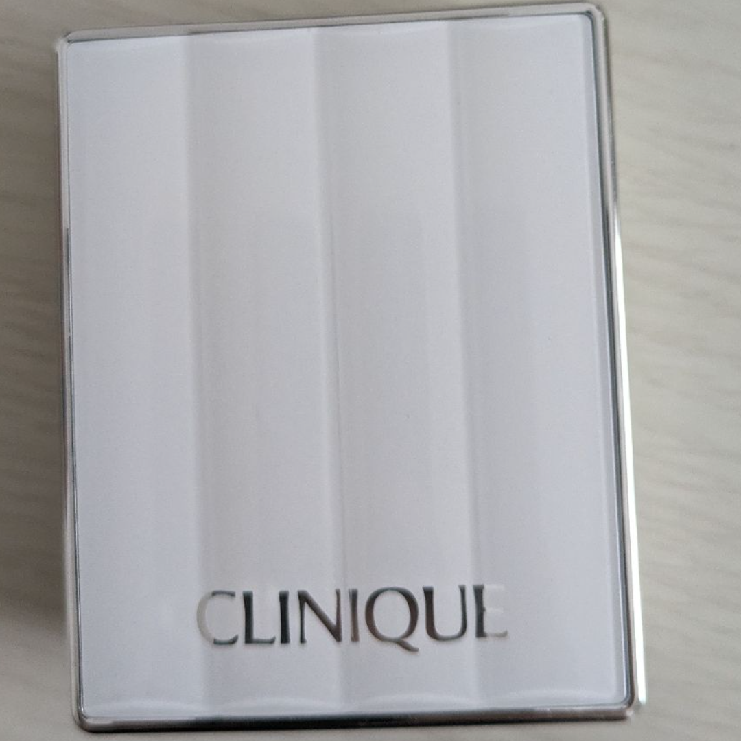 CLINIQUE(クリニーク)のCLINIQUE パウダーファンデーション ケース付 コスメ/美容のベースメイク/化粧品(ファンデーション)の商品写真