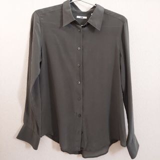 ユニクロ(UNIQLO)の【未使用】ユニクロ　シルクブラウス Mサイズ　カーキ 0429(シャツ/ブラウス(長袖/七分))