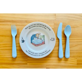 ウェッジウッド(WEDGWOOD)の［旧刻印］ピーターラビット プレート 22 （ライトブルー カトラリー付）(食器)