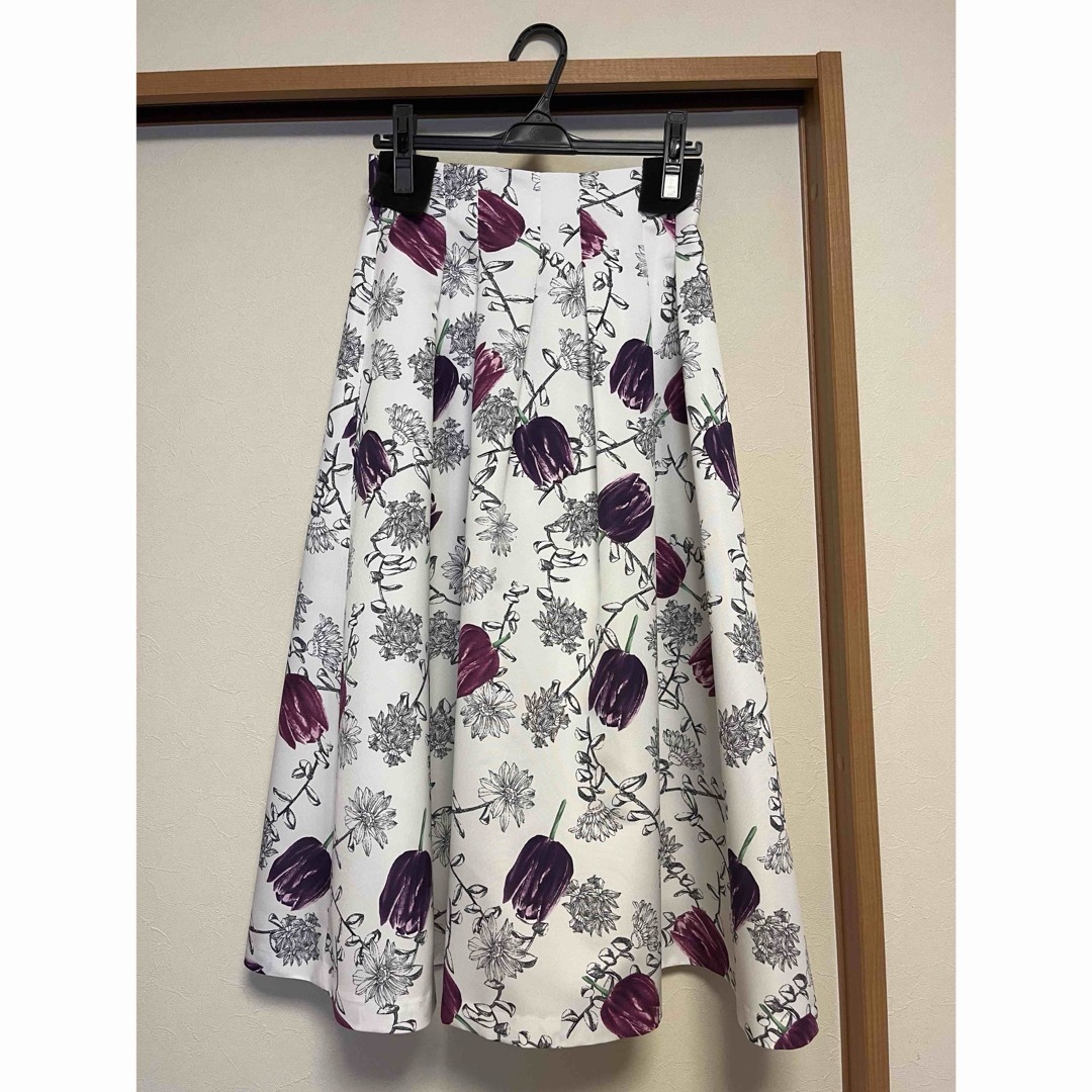 ANAYI(アナイ)の【新品タグ付き】ANAYI  チューリッププリントフレアスカート レディースのスカート(ひざ丈スカート)の商品写真