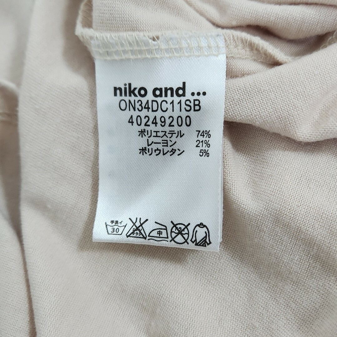 niko and...(ニコアンド)のniko and…ベージュ長袖Tシャツ レディースのトップス(Tシャツ(長袖/七分))の商品写真