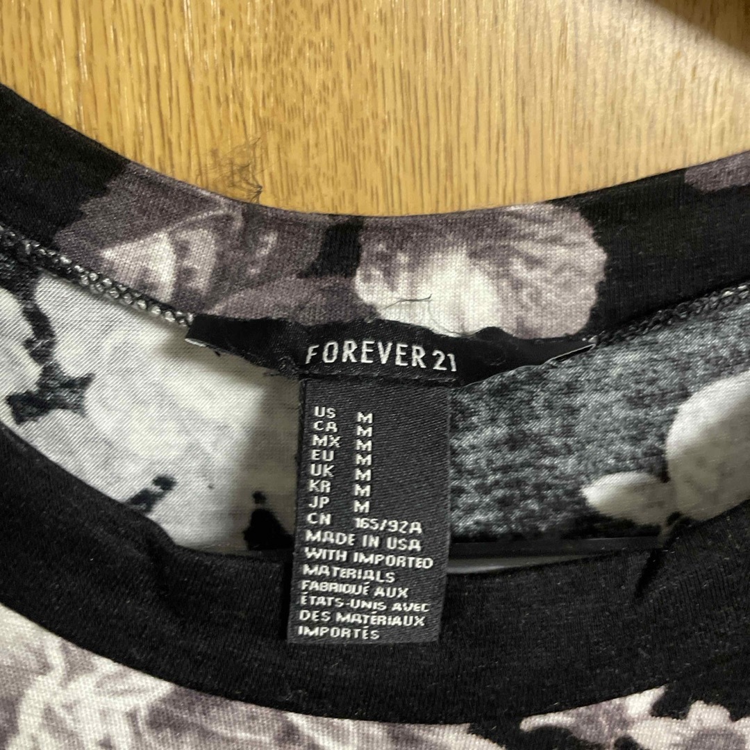 FOREVER 21(フォーエバートゥエンティーワン)のカットソー レディースのトップス(カットソー(半袖/袖なし))の商品写真