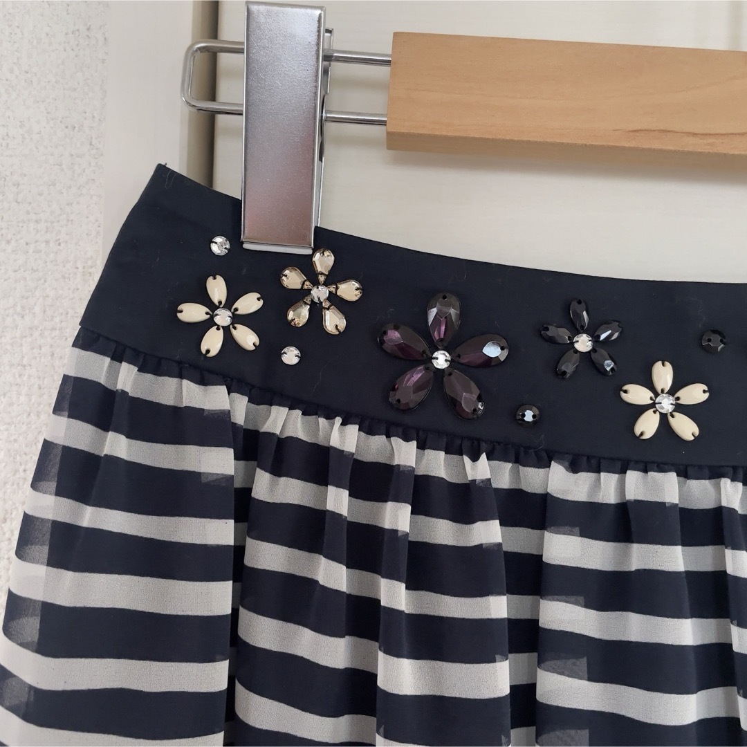 TOCCA(トッカ)のTOCCA  ひざ丈 スカート 総柄 サイドファスナー　ネイビー色　日本製 レディースのスカート(ひざ丈スカート)の商品写真