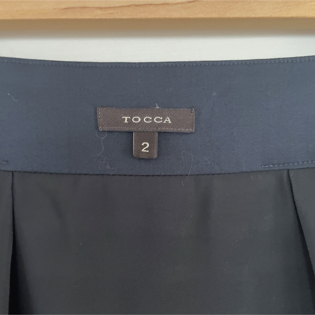 TOCCA(トッカ)のTOCCA  ひざ丈 スカート 総柄 サイドファスナー　ネイビー色　日本製 レディースのスカート(ひざ丈スカート)の商品写真