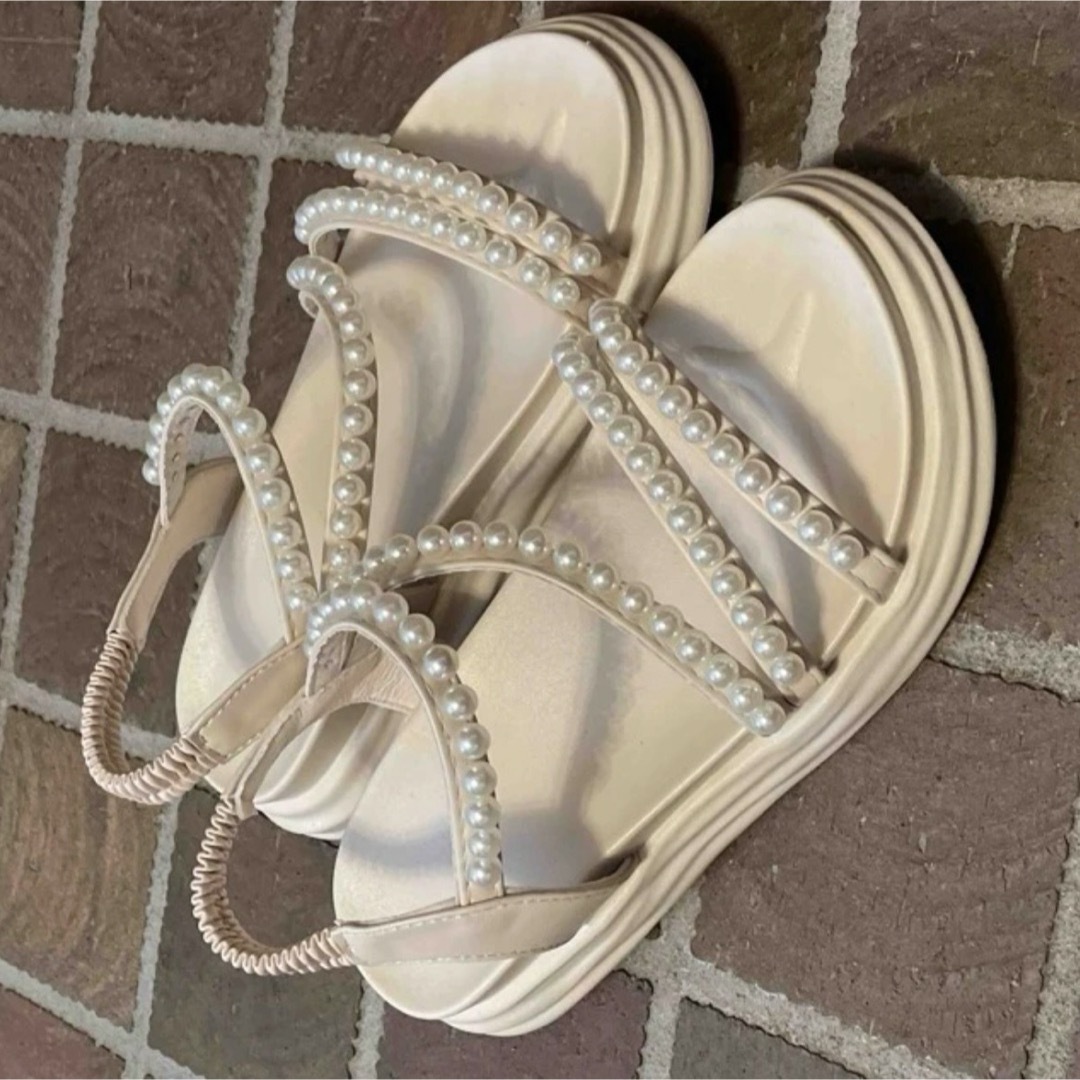 GU(ジーユー)の人エパールデコレーション フラットフォームスリングバックサンダル レディースの靴/シューズ(サンダル)の商品写真