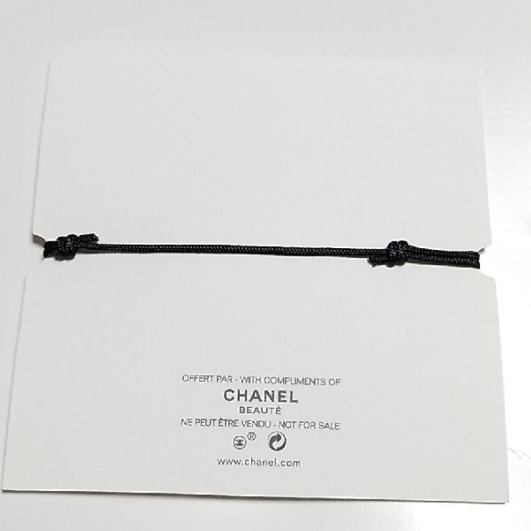 CHANEL(シャネル)のCHANEL ノベルティ　カメリア　ブレスレット　リップピンバッジ レディースのアクセサリー(ブレスレット/バングル)の商品写真