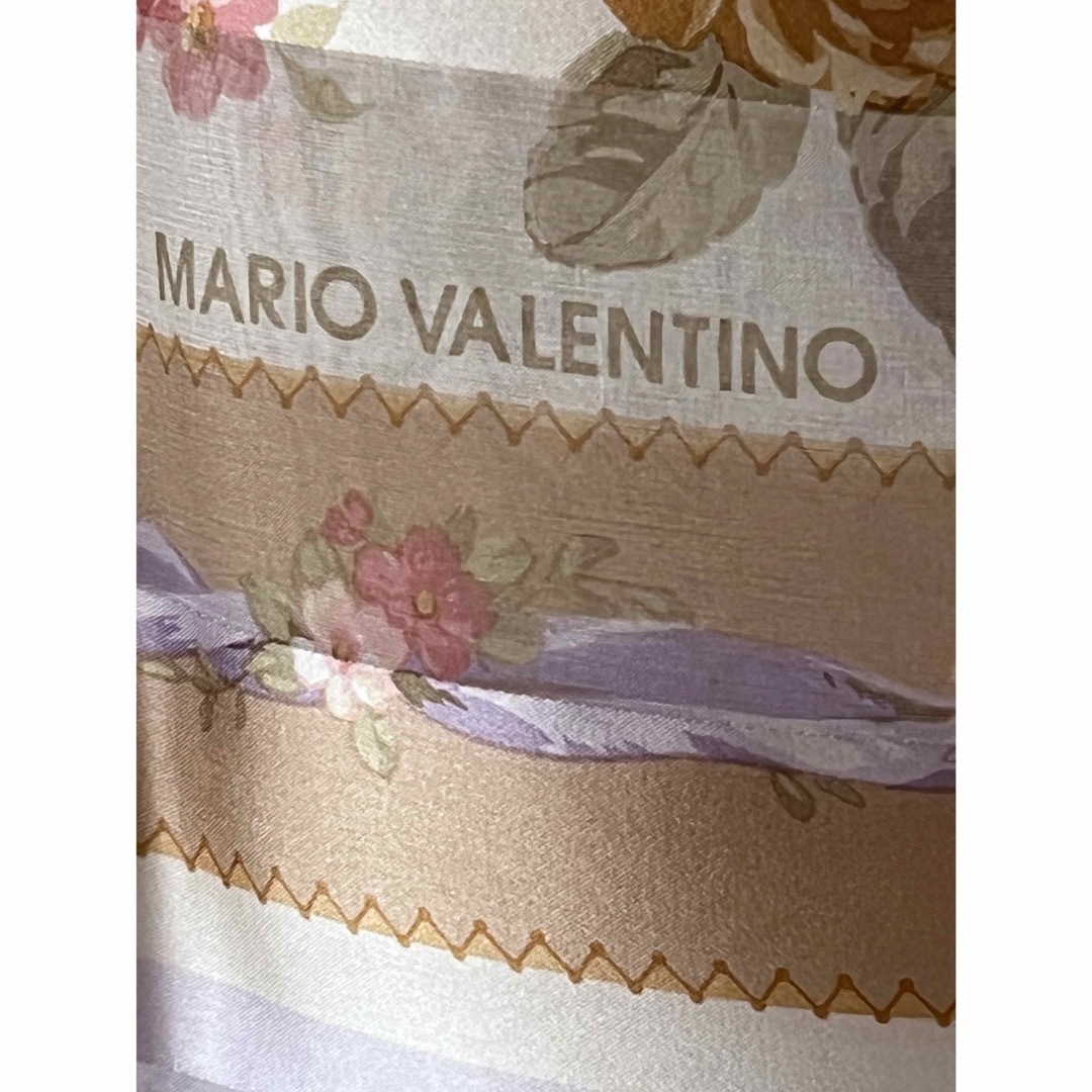 MARIO VALENTINO(マリオバレンチノ)のMARIO VALENTINO  シルクスカーフ（花柄）未使用品 レディースのファッション小物(バンダナ/スカーフ)の商品写真