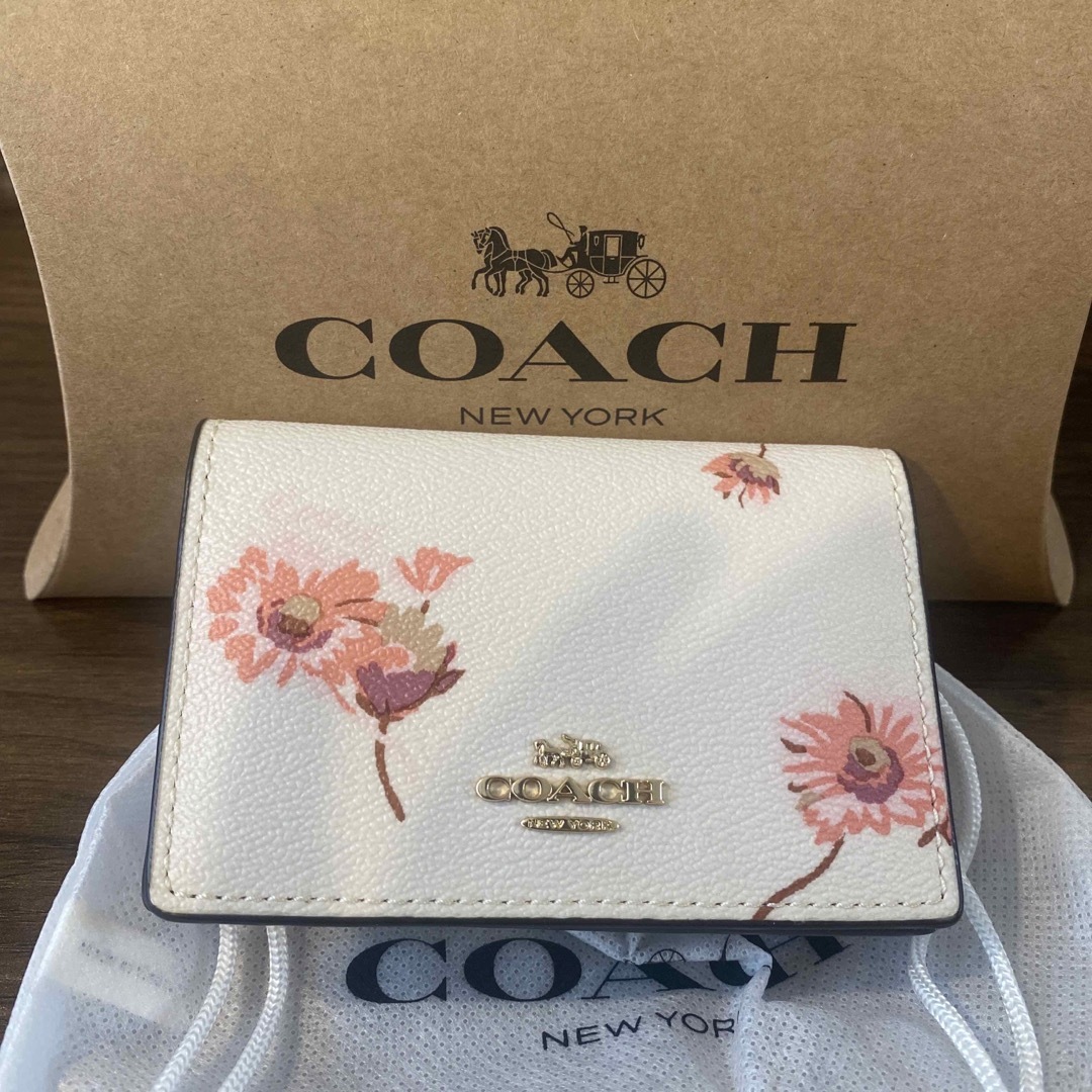 COACH(コーチ)のcoach 名刺入れ　花柄　新品・未使用 レディースのファッション小物(名刺入れ/定期入れ)の商品写真