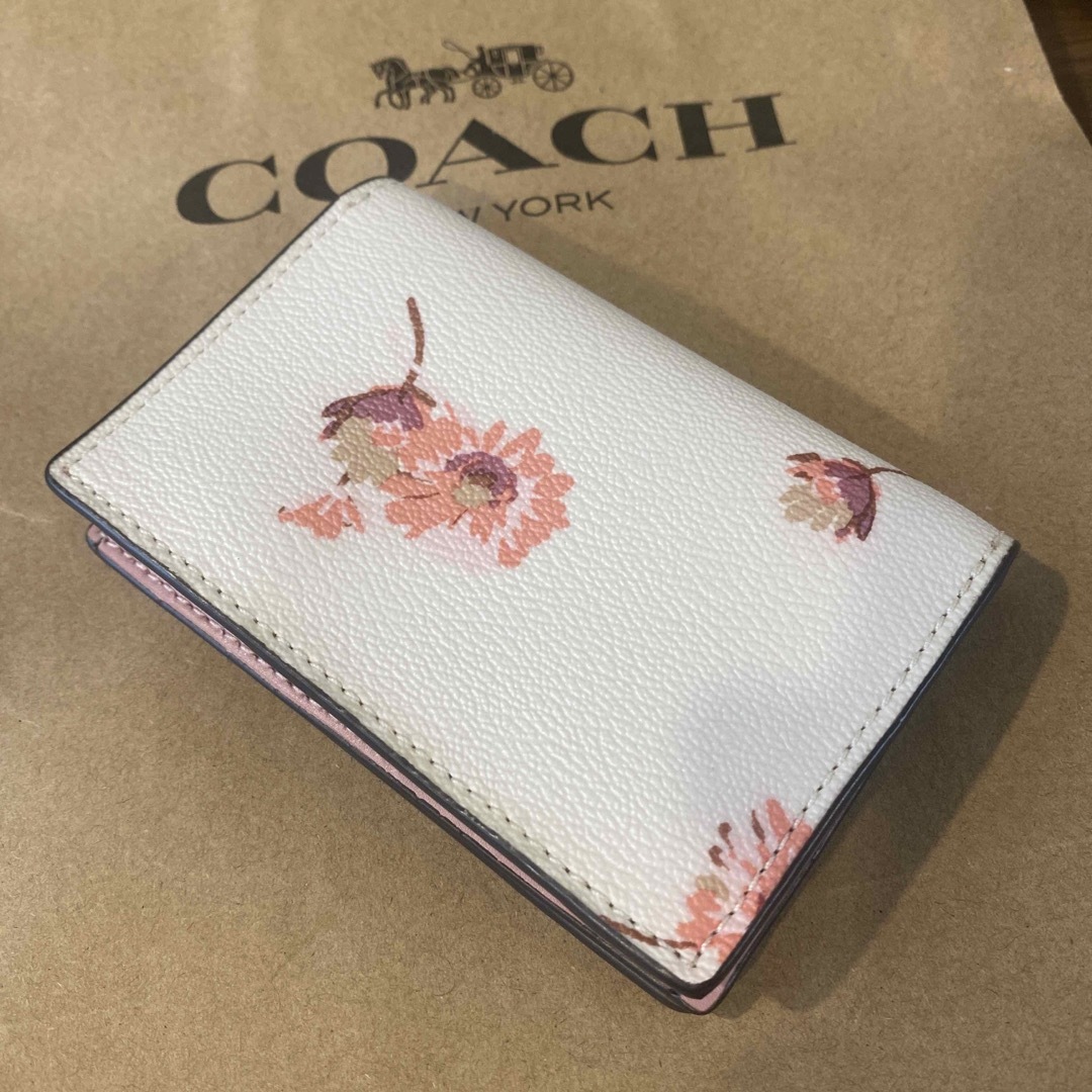 COACH(コーチ)のcoach 名刺入れ　花柄　新品・未使用 レディースのファッション小物(名刺入れ/定期入れ)の商品写真