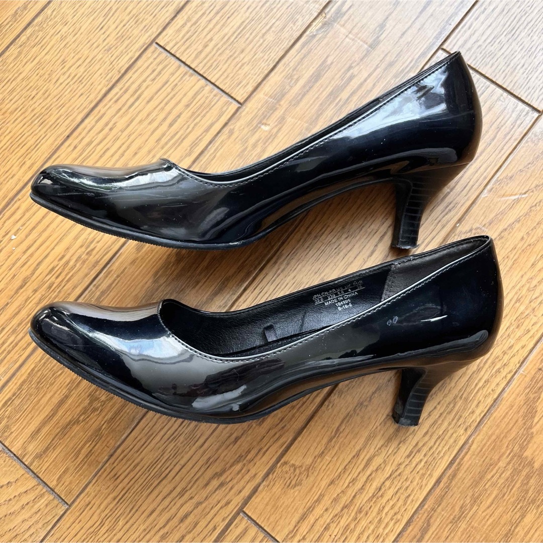 UNIQLO(ユニクロ)のユニクロ　エナメルパンプス　黒 レディースの靴/シューズ(ハイヒール/パンプス)の商品写真