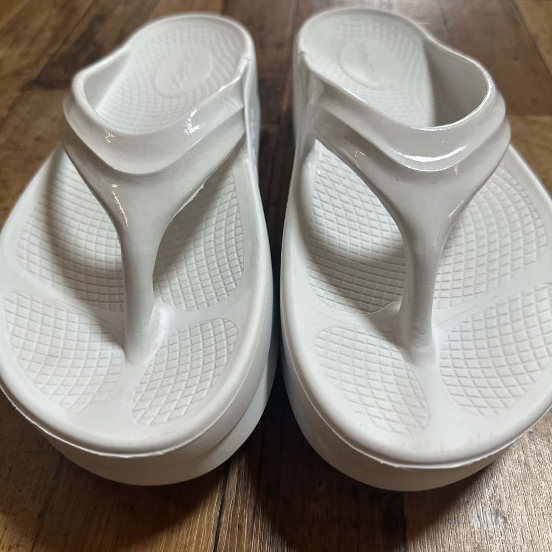 OOFOS(ウーフォス)の25 OOFOS ウーフォス 厚底 ウーメガ ホワイト レディースの靴/シューズ(サンダル)の商品写真