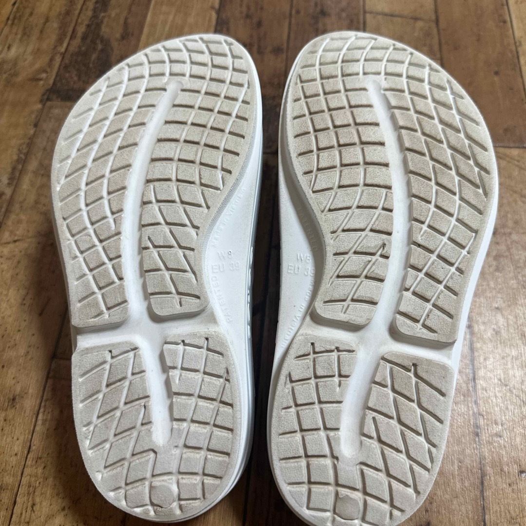OOFOS(ウーフォス)の25 OOFOS ウーフォス 厚底 ウーメガ ホワイト レディースの靴/シューズ(サンダル)の商品写真
