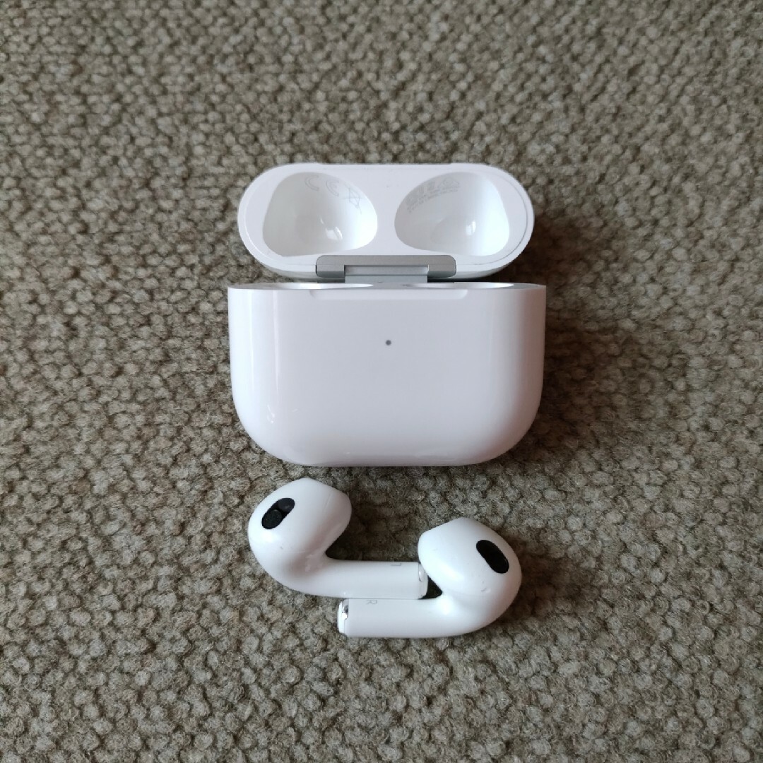 Apple(アップル)のApple AirPods 第3世代 エアーポッズ ワイヤレスイヤホン スマホ/家電/カメラのオーディオ機器(ヘッドフォン/イヤフォン)の商品写真