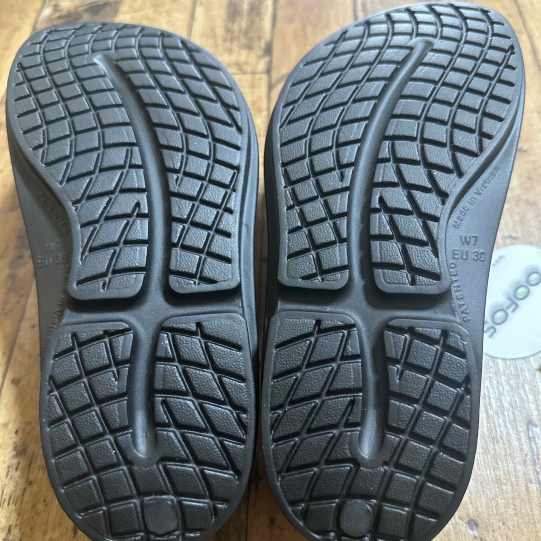 OOFOS(ウーフォス)の24  OOFOS  ウーフォス ウーメガ ブラック 厚底 レディースの靴/シューズ(サンダル)の商品写真
