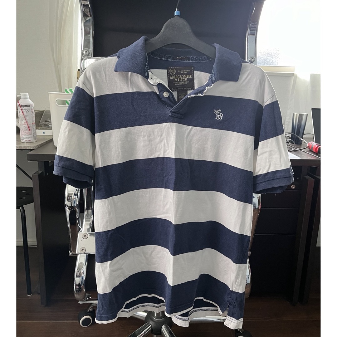 Abercrombie&Fitch(アバクロンビーアンドフィッチ)のアバクロ　ポロシャツ　青/白　ストライプ メンズのトップス(ポロシャツ)の商品写真