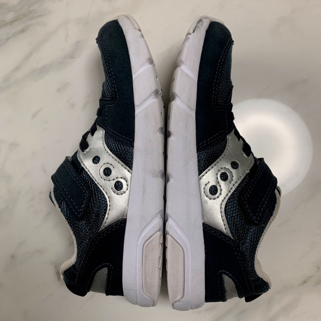 SAUCONY(サッカニー)のSaucony サッカニー キッズスニーカー 20cm ネイビー マジックテープ キッズ/ベビー/マタニティのキッズ靴/シューズ(15cm~)(スニーカー)の商品写真