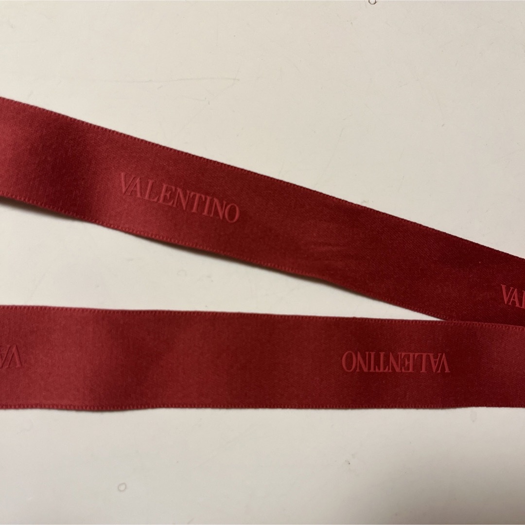 VALENTINO(ヴァレンティノ)のVALENTINO ヴァレンティノ リボン ギフト ラッピング 赤 レッド ロゴ レディースのアクセサリー(その他)の商品写真
