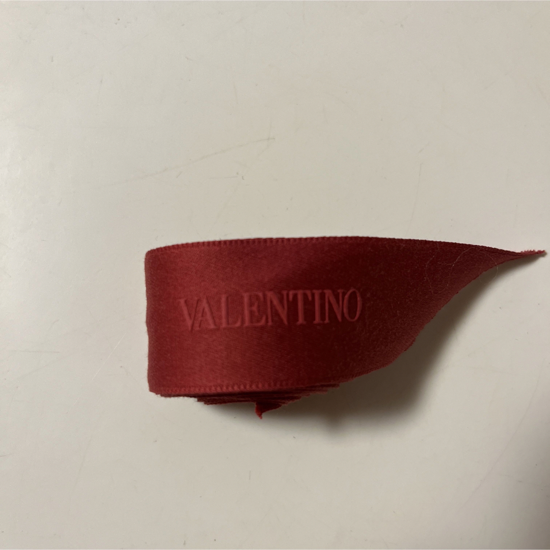 VALENTINO(ヴァレンティノ)のVALENTINO ヴァレンティノ リボン ギフト ラッピング 赤 レッド ロゴ レディースのアクセサリー(その他)の商品写真