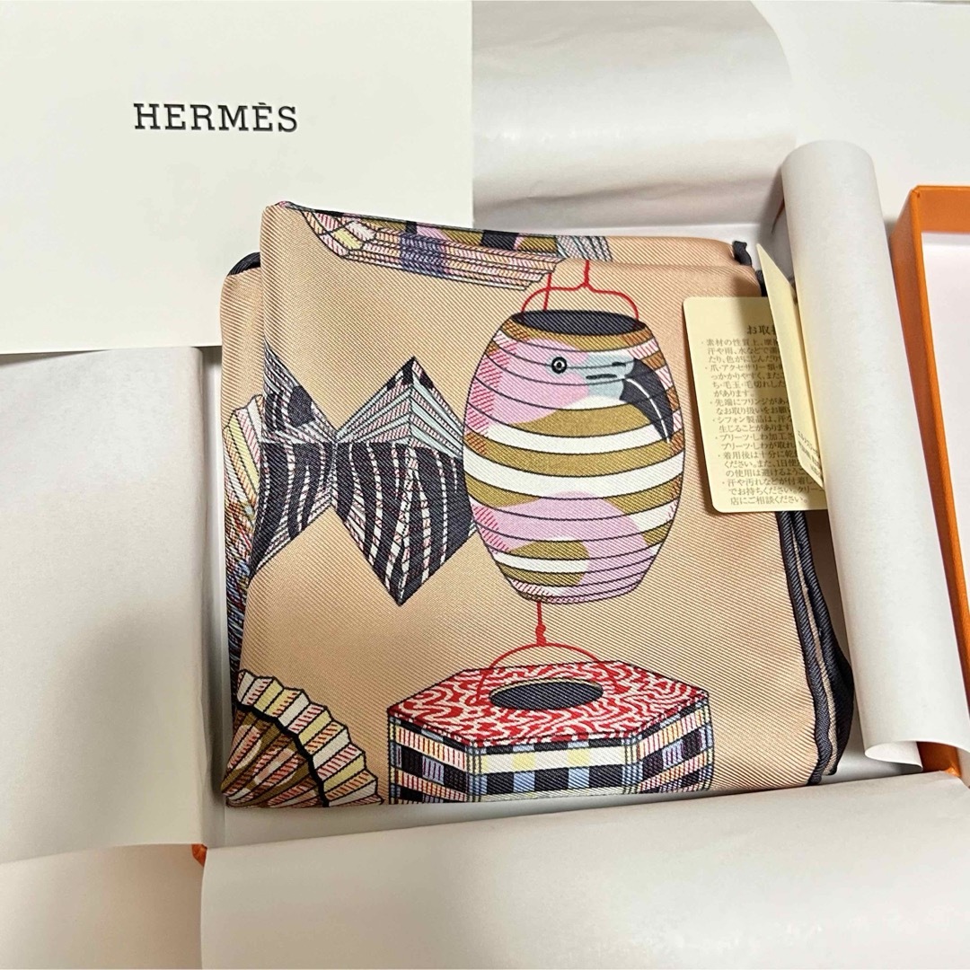 Hermes(エルメス)のエルメス　スカーフ　ガヴロッシュ45  ランタン、風船、帽章　　未使用新品 レディースのファッション小物(バンダナ/スカーフ)の商品写真