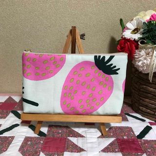 マリメッコ(marimekko)のマリメッコ    生地　ハンドメイド　ライトグリーンマンシッカ　2cmマチポーチ(ポーチ)