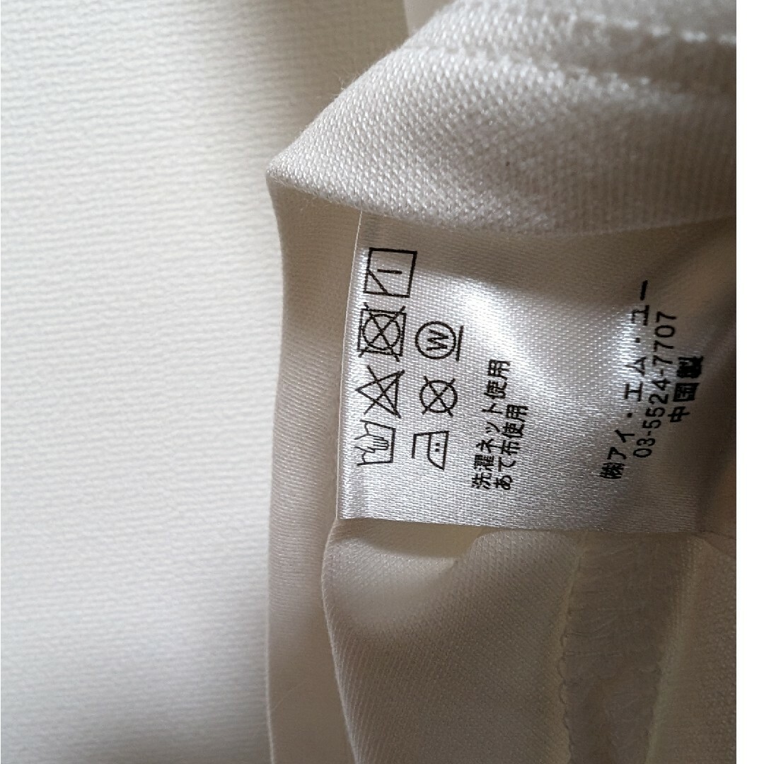 Yurari  トップス白　Mサイズ レディースのトップス(Tシャツ(半袖/袖なし))の商品写真