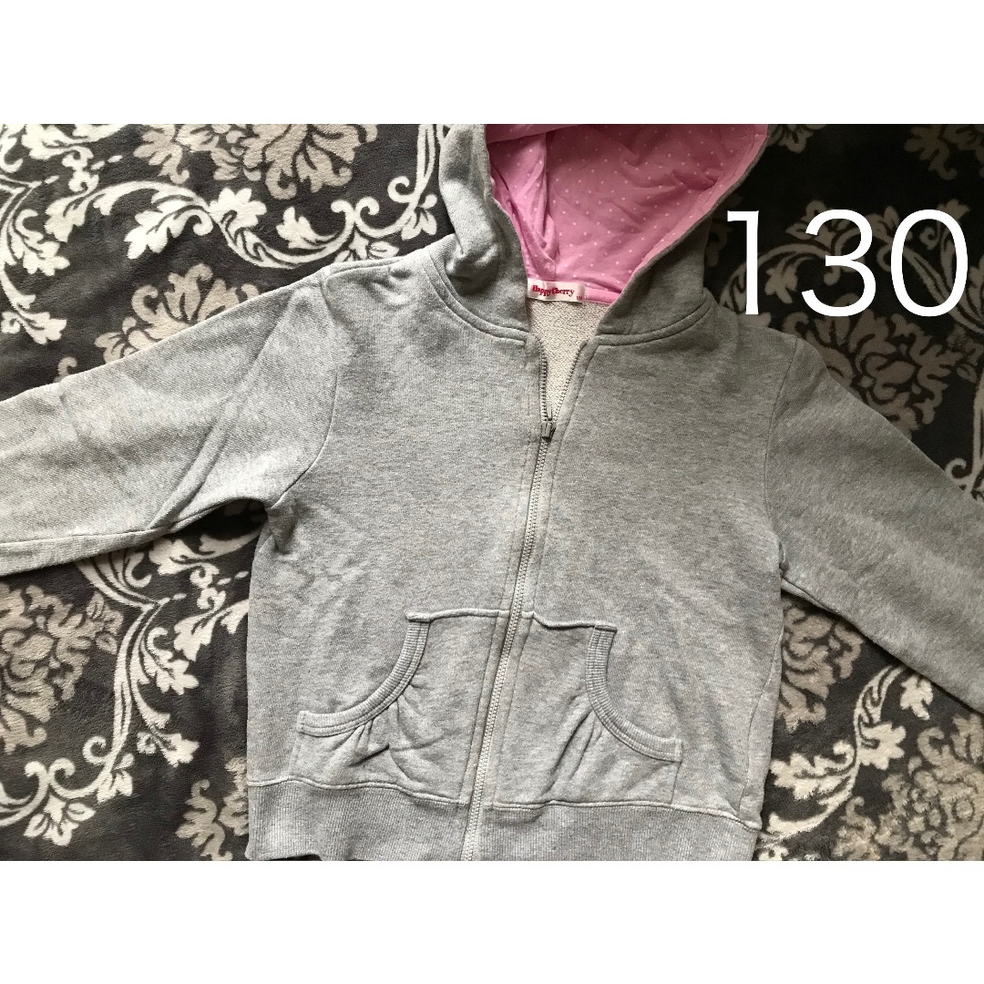 パーカー　130 グレー　女の子 キッズ/ベビー/マタニティのキッズ服女の子用(90cm~)(ジャケット/上着)の商品写真