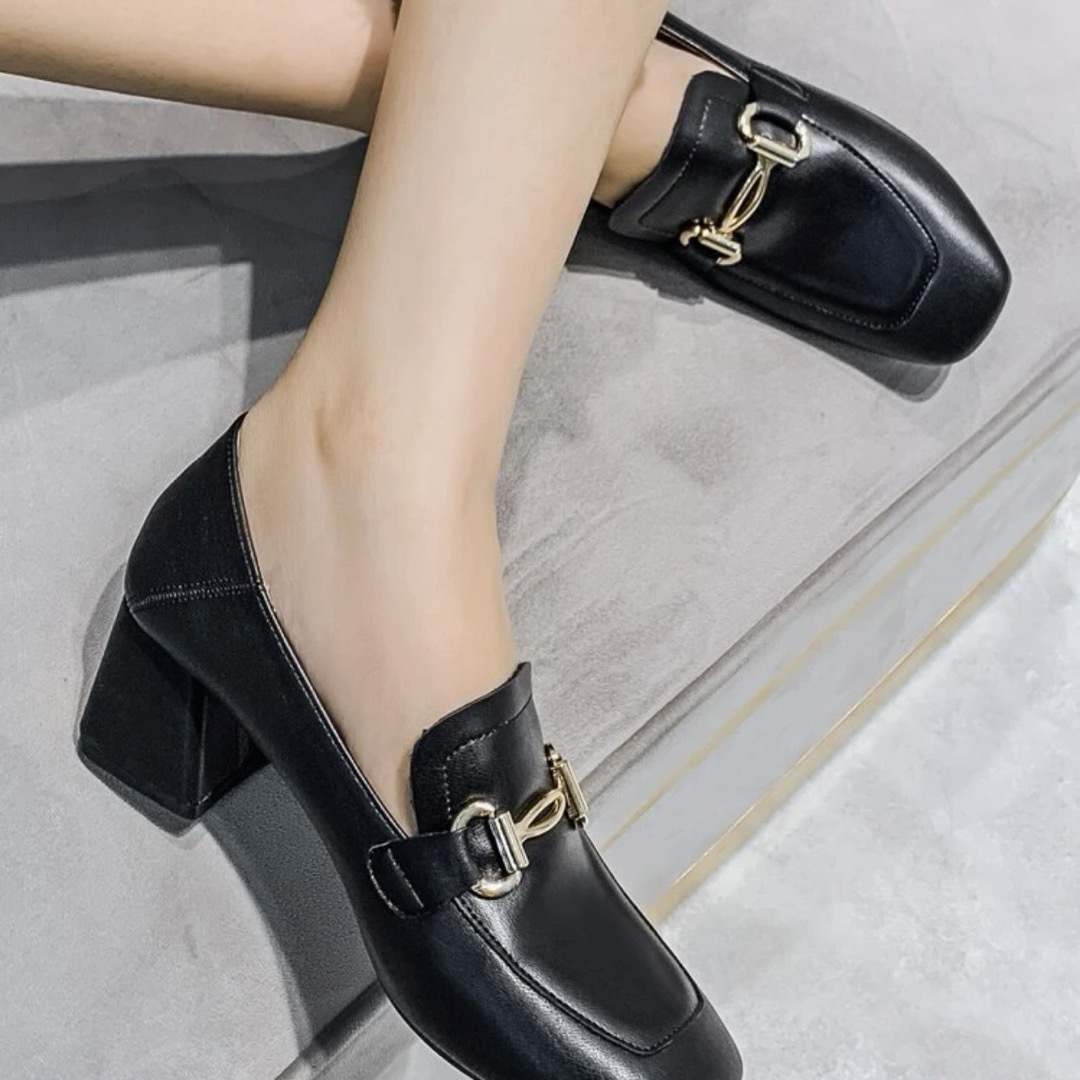 メタルデコレーション パンプス チャンキーヒール 黒 ビジネス 22.5cm レディースの靴/シューズ(ハイヒール/パンプス)の商品写真