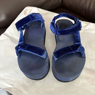 テバ(Teva)のteva ネイビー　ベロア　サンダル(サンダル)