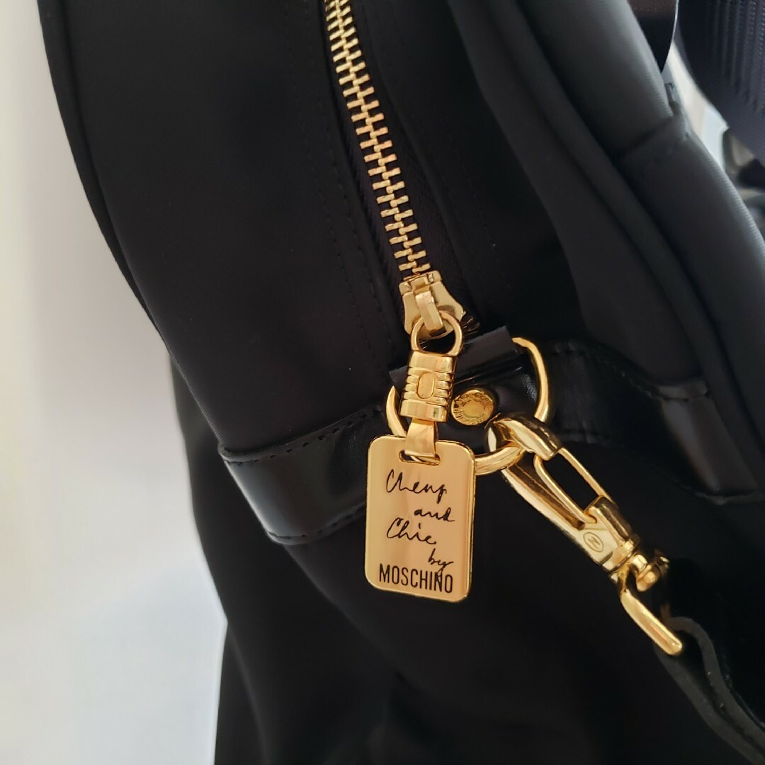 MOSCHINO(モスキーノ)のMOSCHINOハートチャーム付きボストンバック ブラック レディースのバッグ(ボストンバッグ)の商品写真