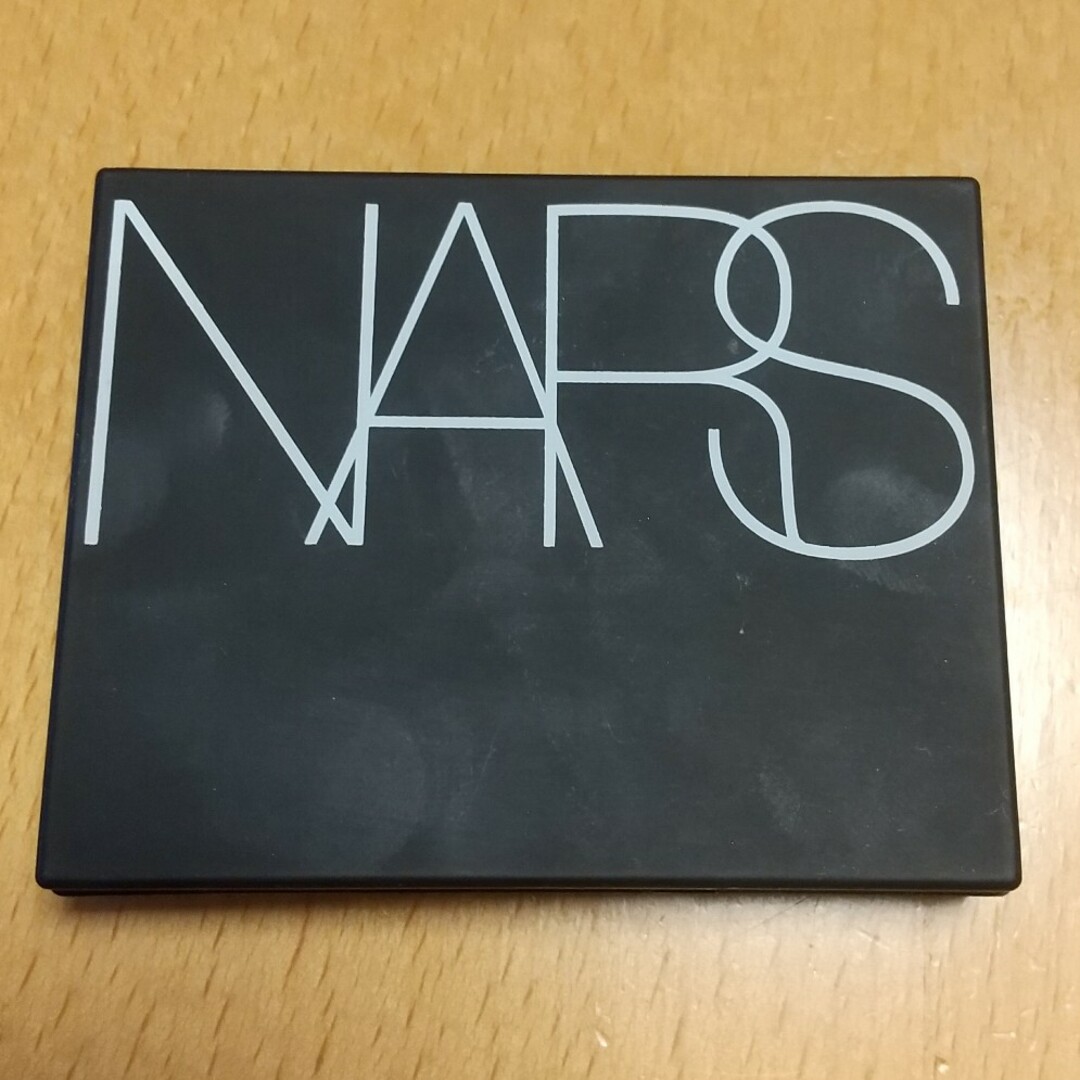 NARS(ナーズ)のNARSライトリフレクティング セッティング パウダー プレスト N 10g コスメ/美容のベースメイク/化粧品(フェイスパウダー)の商品写真