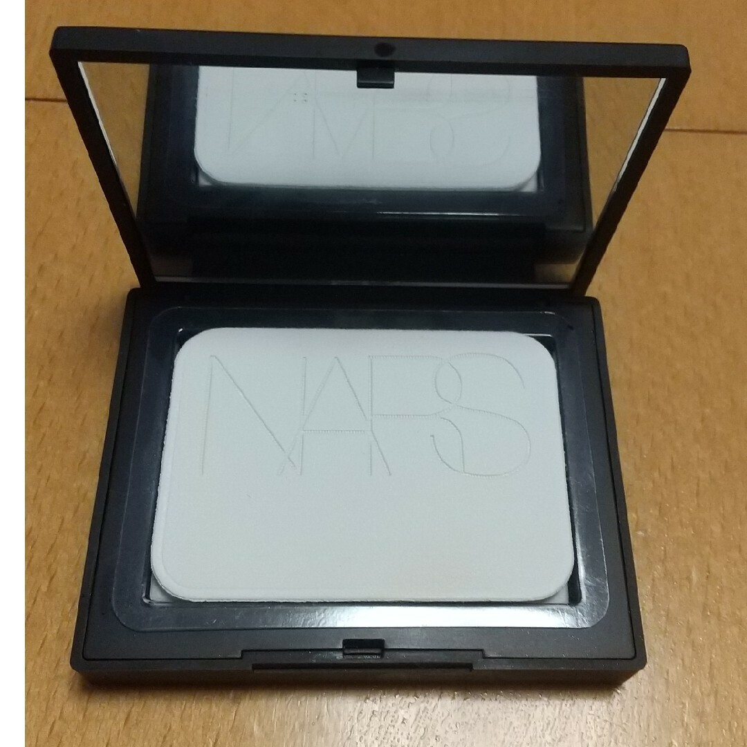 NARS(ナーズ)のNARSライトリフレクティング セッティング パウダー プレスト N 10g コスメ/美容のベースメイク/化粧品(フェイスパウダー)の商品写真