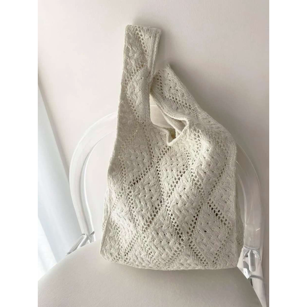 UNIQLO(ユニクロ)のホワイト 編み ニット かごバッグ ハンドバッグ  ショルダーバッグ  トート レディースのバッグ(ショルダーバッグ)の商品写真